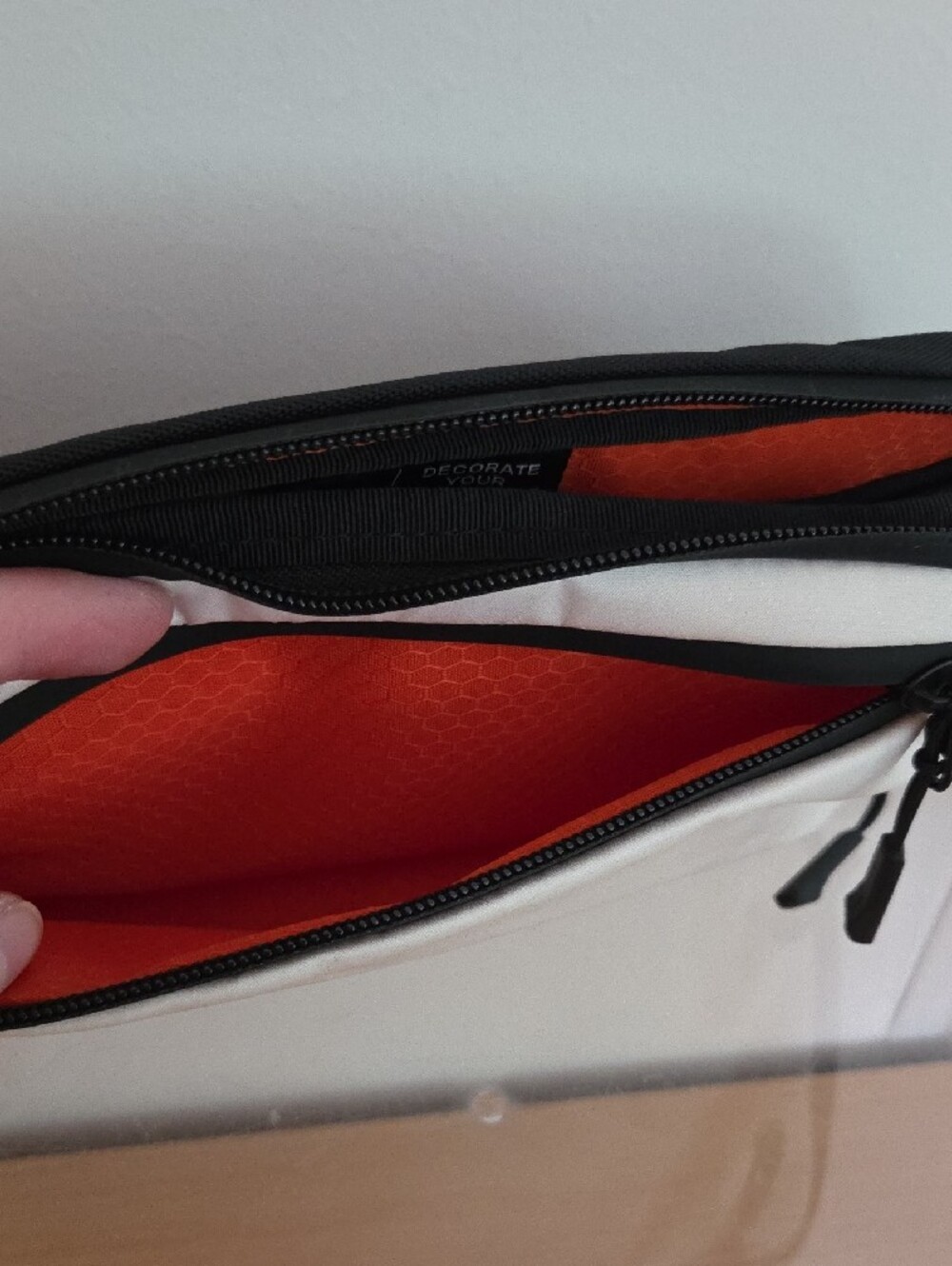 SIMTOP Unisex White Crossbody tech Bag with Black Trim...NWT - Picture 5 of 6